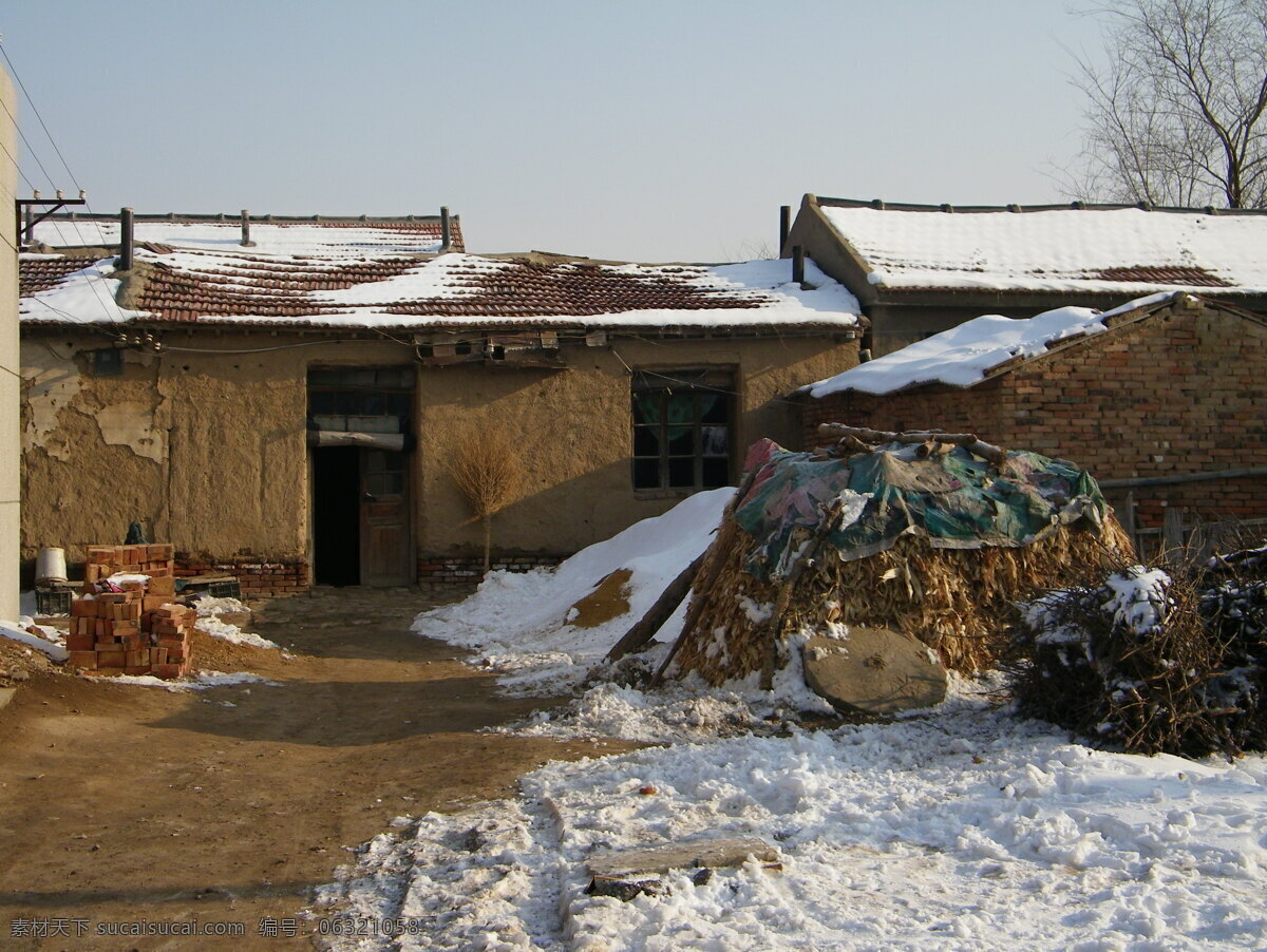 农家院 冬天 雪景 小院 树木 柴堆 扫帚 屋门 窗户 小屋 乡村小景 自然风景 旅游摄影