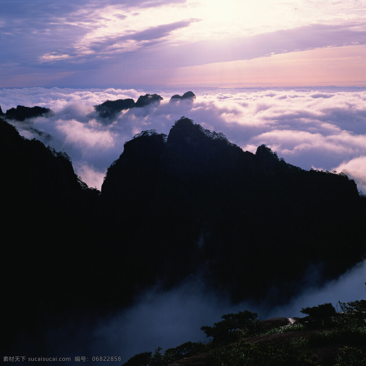 高耸入云 山峰 设计素材 高清大图 自然风景 景观 天空 白色 阳光 山水风景 风景图片