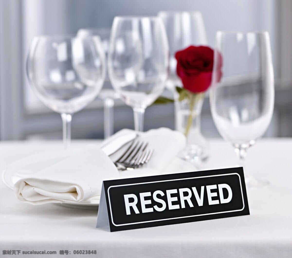 玻璃杯 玫瑰花 桌子 餐巾 高角杯 红玫瑰 生活用品 生活百科