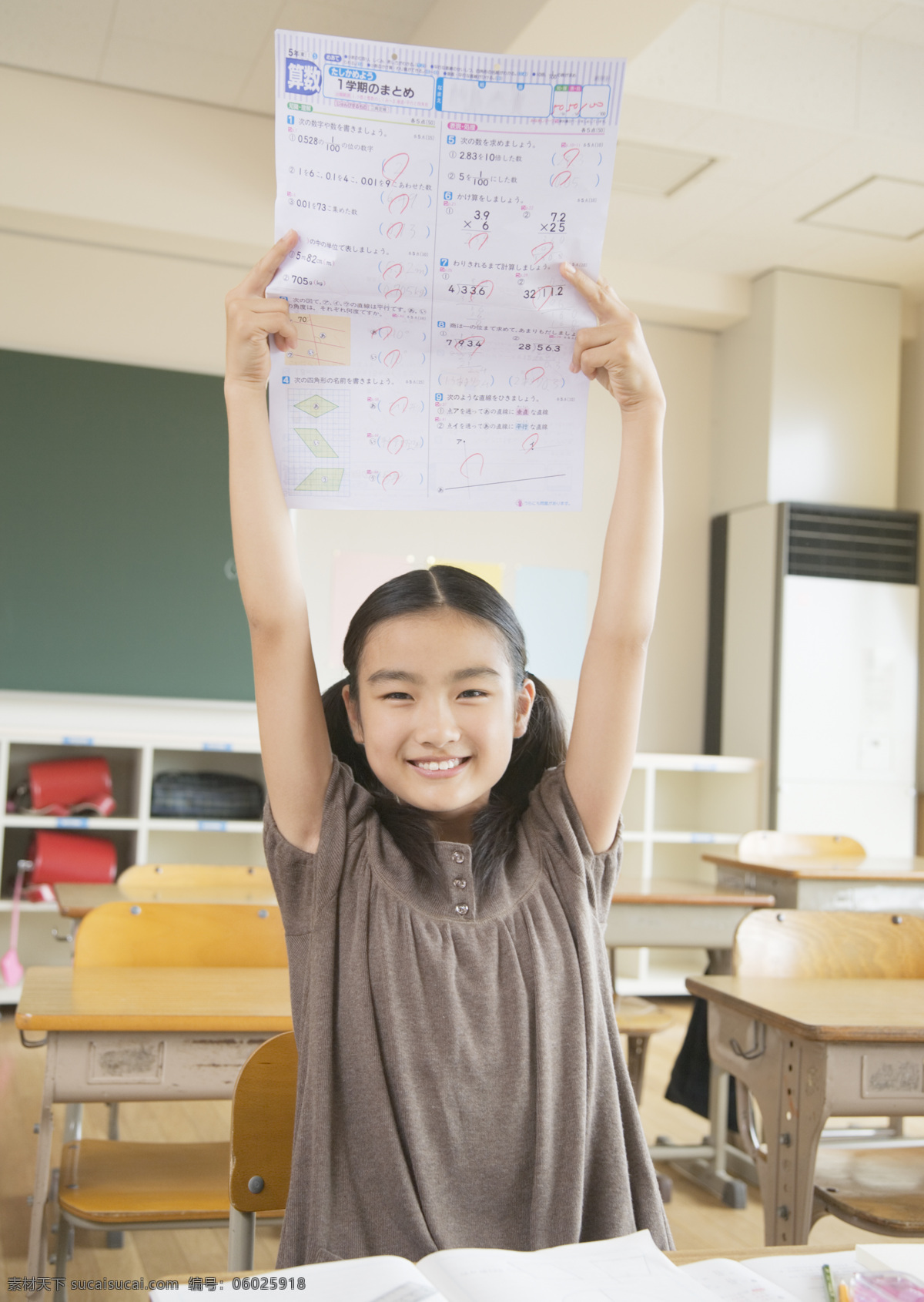 手 试卷 女孩 快乐儿童 小女孩 女生 考试 好成绩 小学 孩子 学生 同学 学校 校园 教学 教育 高清图片 生活人物 人物图片