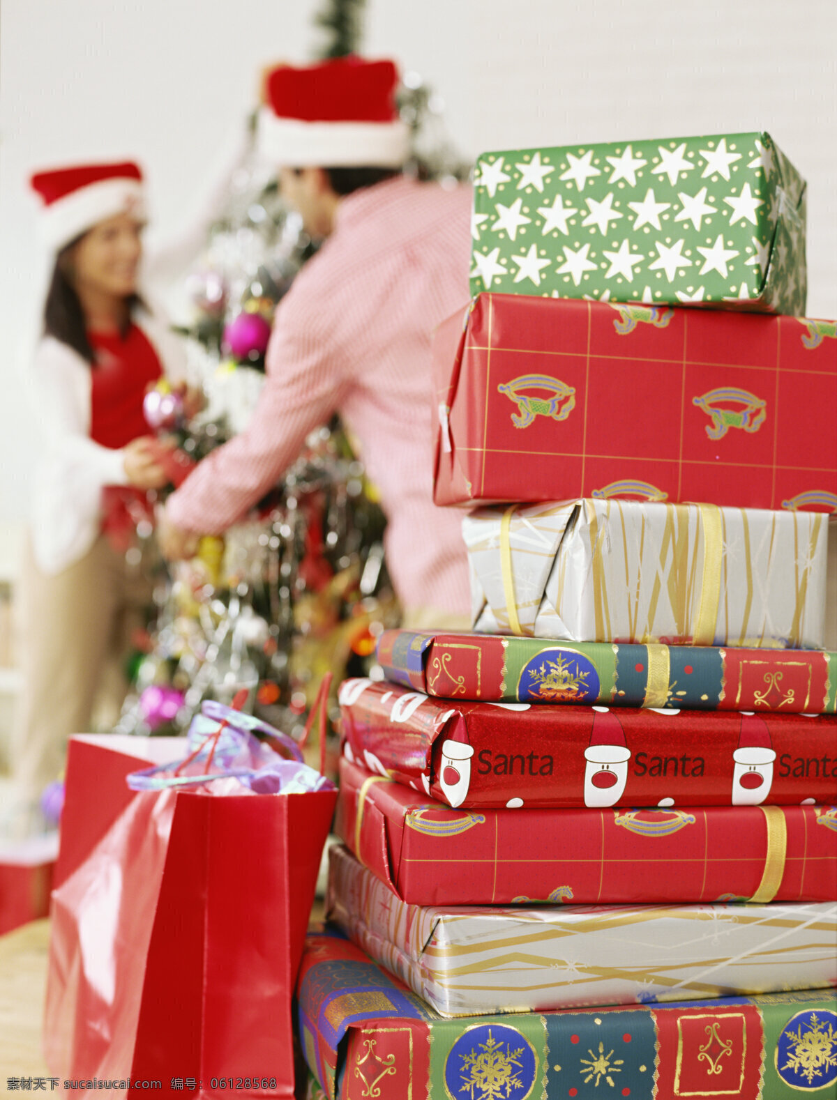 圣诞节 外国 夫妇 新年素材 外国家庭 夫妻 圣诞树 礼物 礼包 礼品 生活人物 人物图片