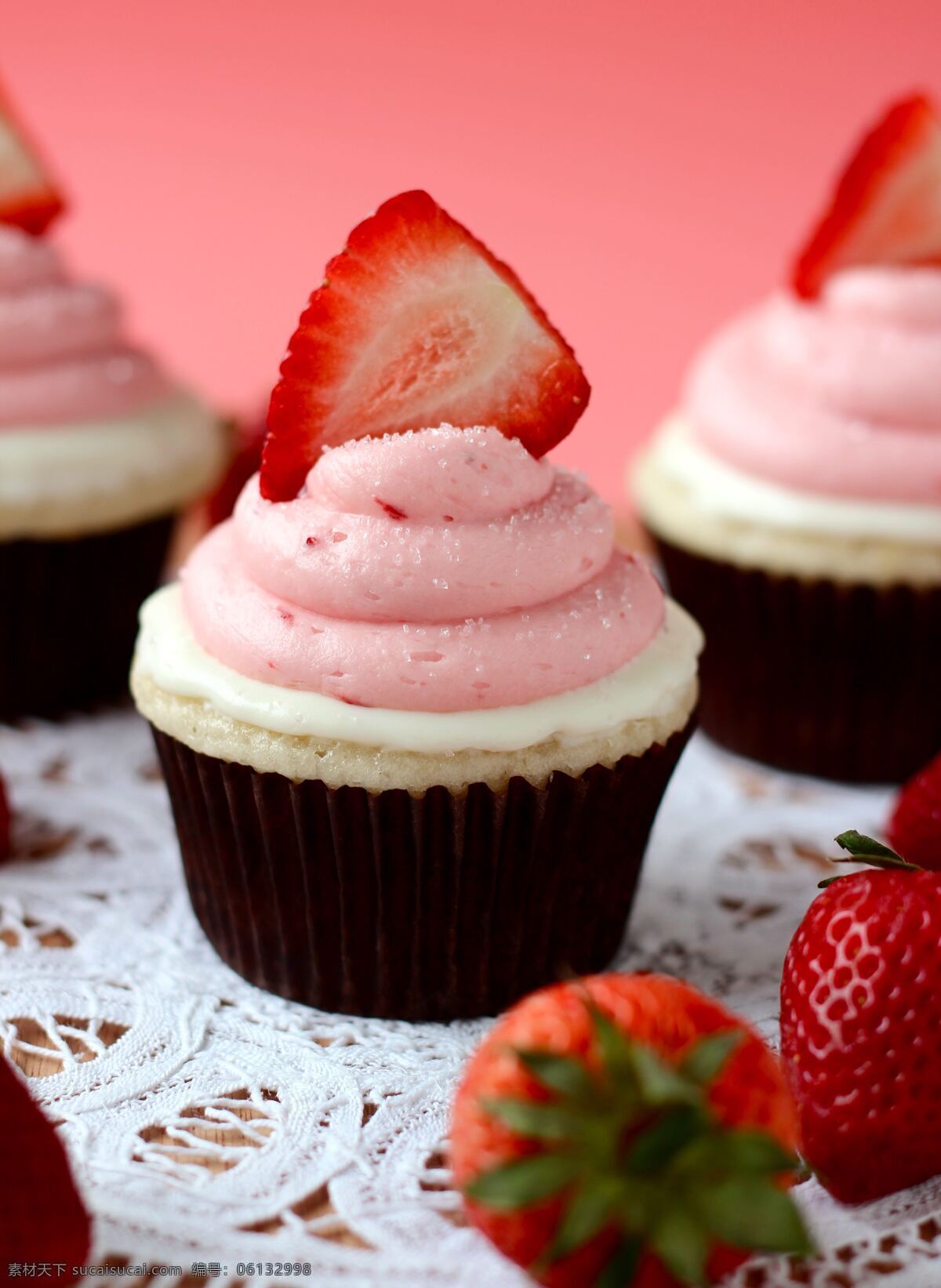 草莓纸杯蛋糕 草莓味 纸杯蛋糕 水果草莓装饰 西餐美食 餐饮美食