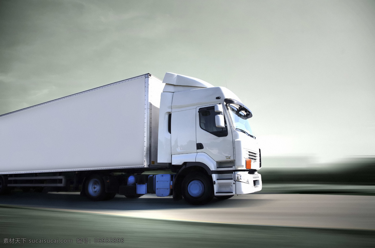 白色集装箱车 天空 道路 卡车 交通工具 现代科技