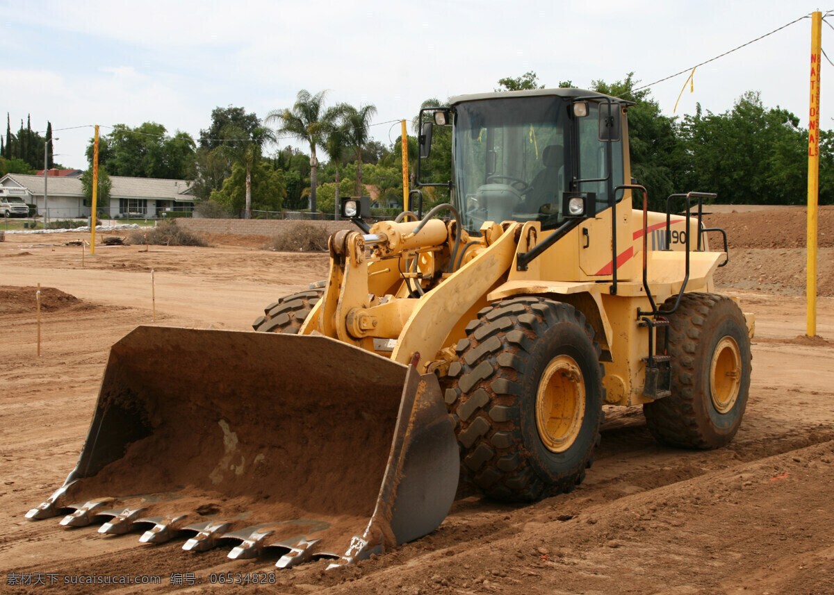 推土机 工程车辆 金属推土刀 轮胎式推土机 驾驶室 黄泥 重型工程机械 工业生产 现代科技