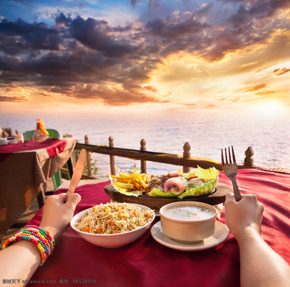 海边 餐桌 上 双手 美食 印度 食物 印度美食 外国美食 餐饮美食