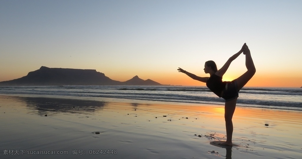 沙滩 练 瑜伽 女性 人 剪影 背影 海边 海岸 跳舞 练瑜伽 沙子 海水 日落 夕阳 旅游 运动 锻炼 户外活动 轮廓 人物 人物图库 女性女人