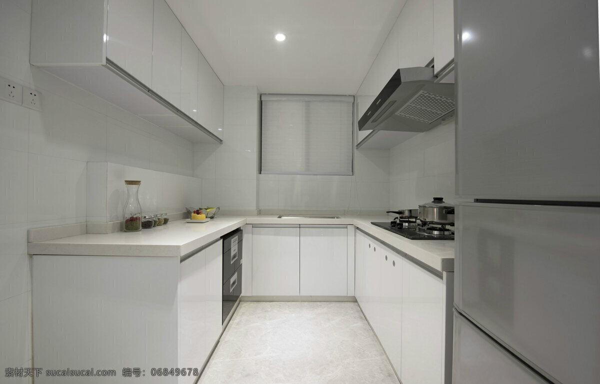 简约 厨房 冰箱 装修 效果图 白色橱柜 白色 大理石 台面 白色吊柜 白色射灯 窗户 灰色地板砖