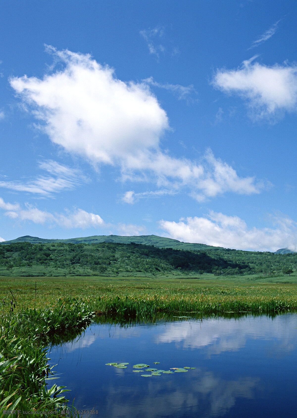 蓝天 草地 湖面 云朵 自然风景 风景 生活 旅游餐饮