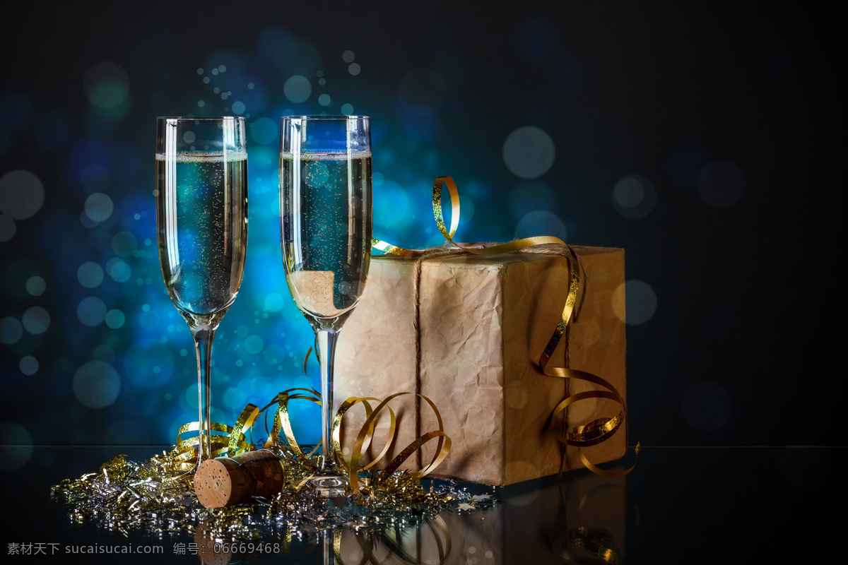 圣诞 礼物 香槟 高脚杯 香槟酒 圣诞礼物 礼包 丝带 梦幻光斑 梦幻背景 玻璃酒杯 圣诞节素材 新年快乐 酒类图片 餐饮美食