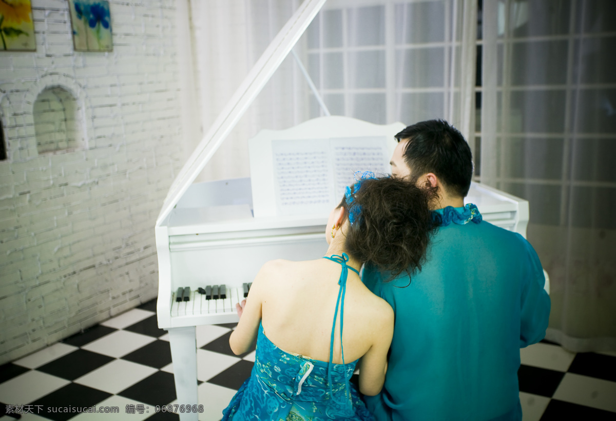 钢琴 婚纱摄影 人物摄影 人物图库 新郎 新娘 幸福 黑白键 偎依 黑白地板 白色墙壁 帘纱 psd源文件