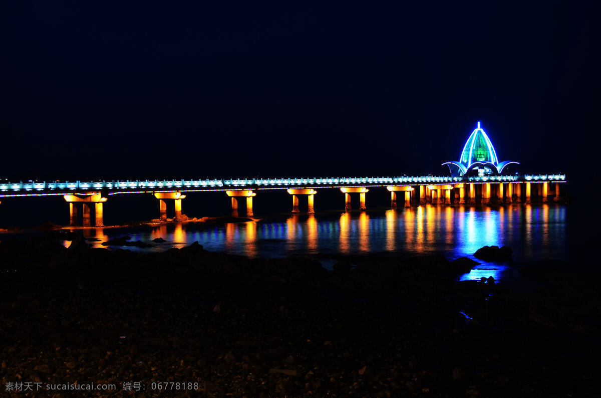 城市夜景 大海 国内旅游 旅游摄影 霓虹灯 水中倒影 夜空 城市 夜景 栈桥 桥面桥墩 桥 上 园 型 尖顶 建筑 海滩乱石 家居装饰素材 灯饰素材