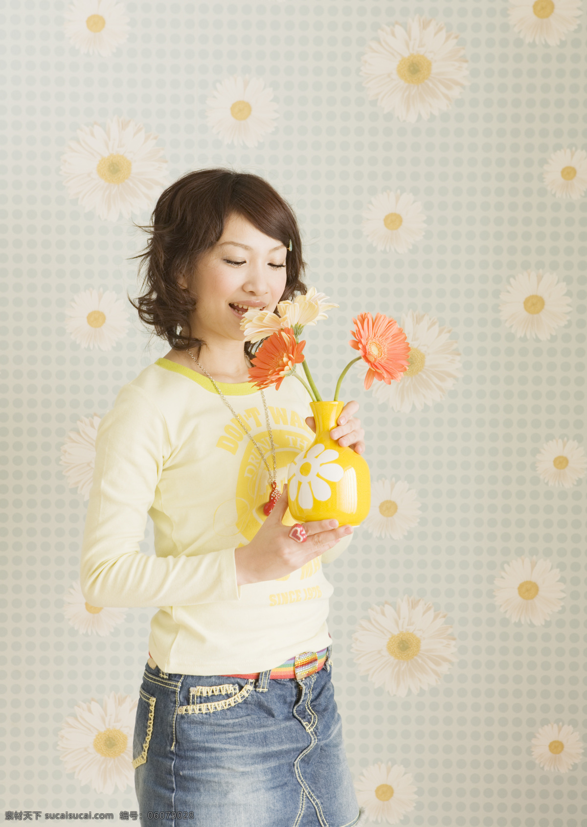 闻 花香 可爱 女孩 鲜花 机灵可爱女孩 调皮女孩 搞怪女孩 多变女孩 可爱女孩 可爱少女 漂亮女孩 高清图片 美女图片 人物图片