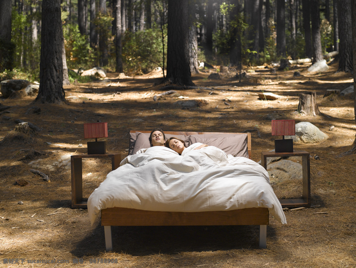睡 一起 夫妻 户外 户外生活 人物 树林 自然 好环境 幸福 卧室 睡觉 床 台灯 亲密 生活人物 人物图片