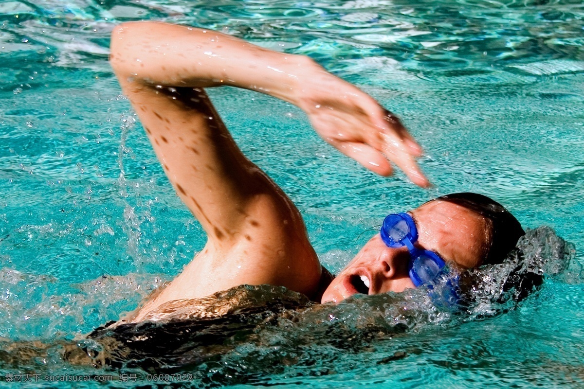 游泳的女性 海上运动 水上运动 体育运动 游泳 运动员 女性 生活百科 青色 天蓝色