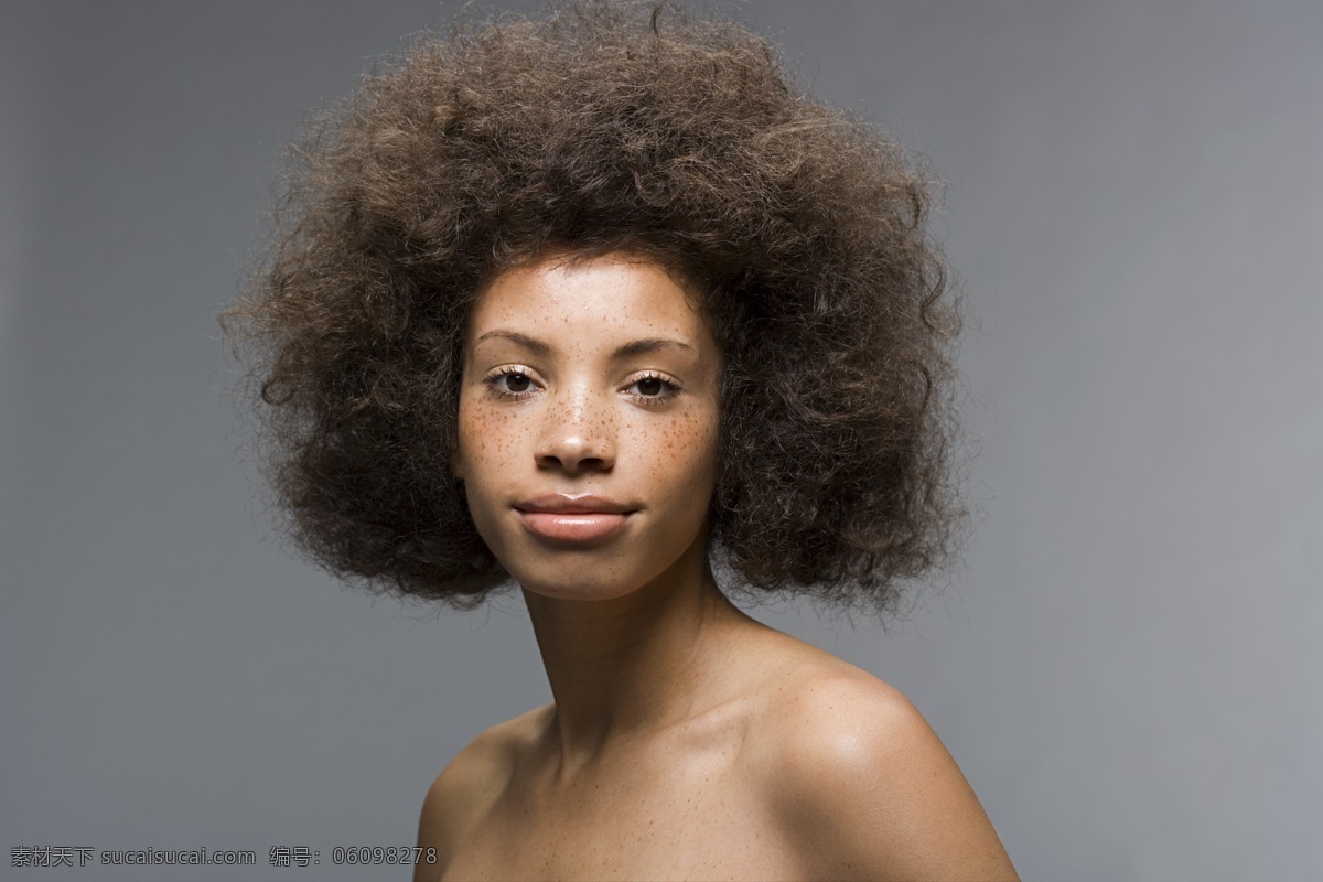 爆炸式 发型 黑人 美女图片 美女 女性 成人 妇女 欧洲美女 欧美 模特 外国美女 性感美女 黑人美女 面部特写 卷发 造型 头型 发型设计 美发 高清图片 人物图片