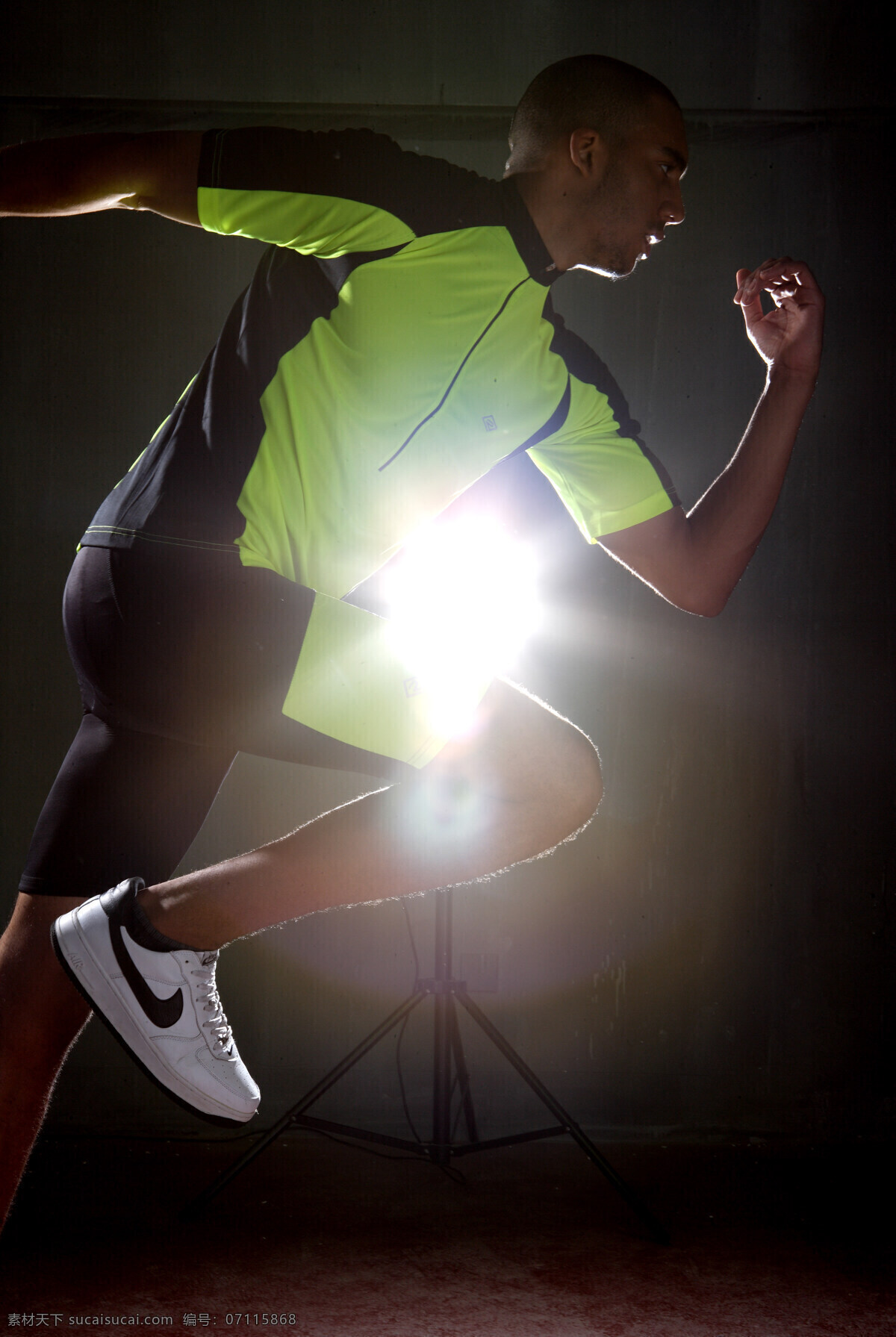 耐克 光 感 跑步 运动 光感 绿色 白鞋 阳光 动力 健康 黑裤 运动活力 男性男人 人物图库