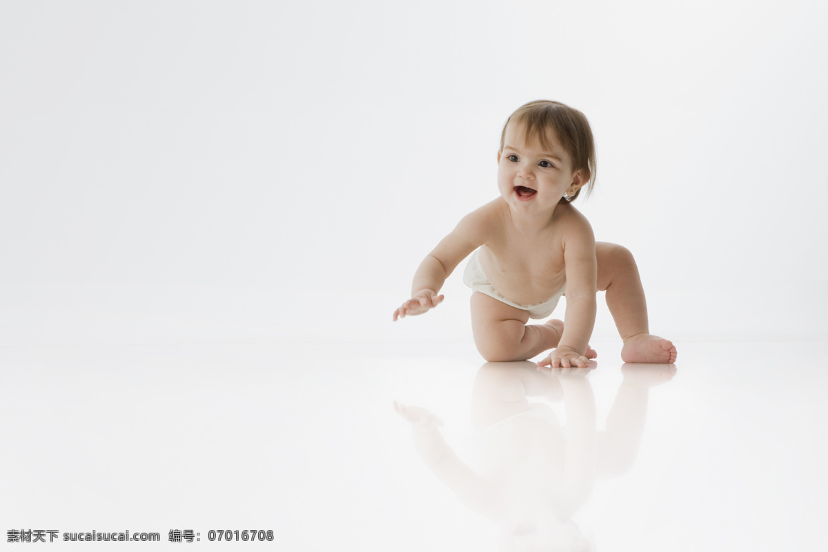 上爬 小宝宝 外国儿童 婴幼儿 可爱 婴儿 小女孩 beby 健康宝宝 纸尿裤 爬行 宝宝图片 人物图片
