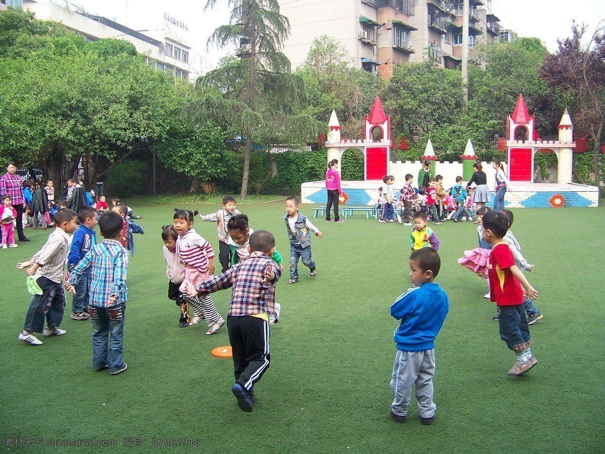 孩子 幼儿园 操场 游戏 儿童 孩子们 快乐 游乐园 幼稚园 嬉戏 欢乐 童年 儿童幼儿 人物图库