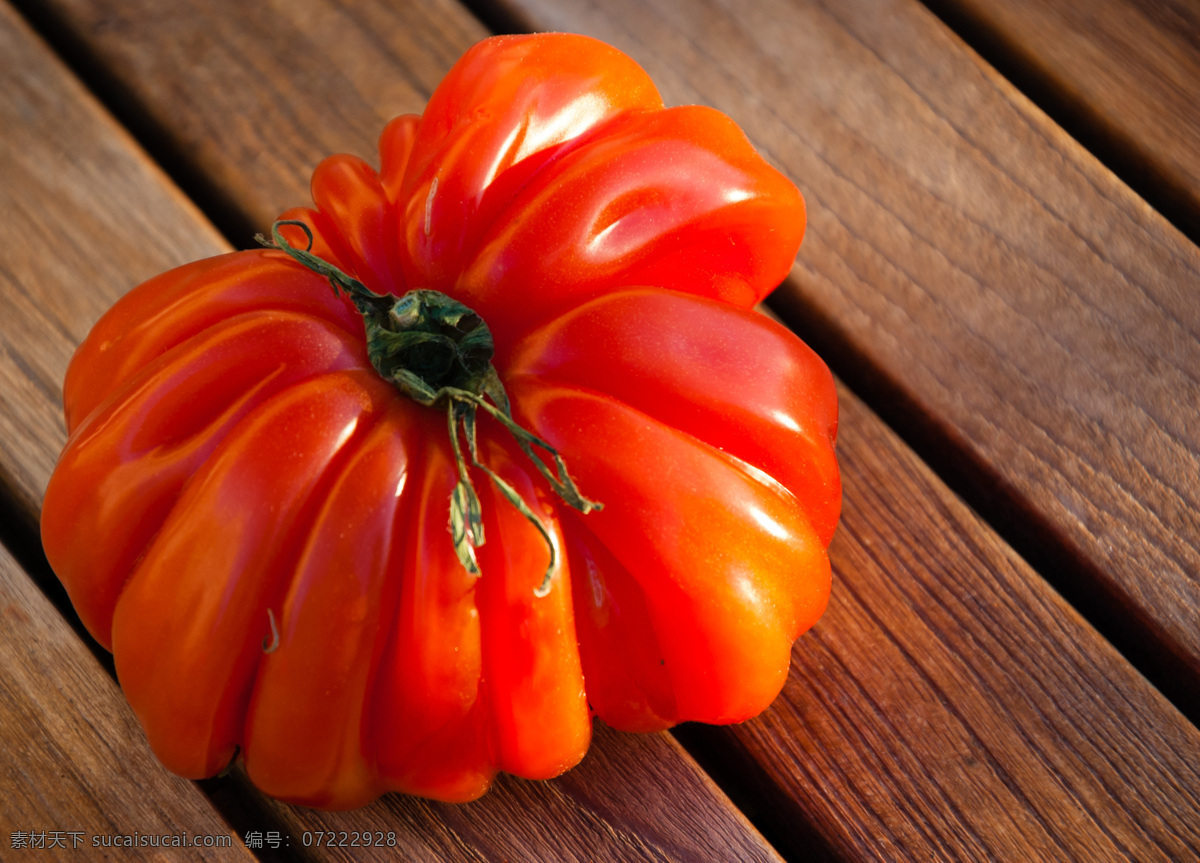 新鲜 番茄 新鲜番茄摄影 西红柿 新鲜蔬菜 蔬菜摄影 木板背景 水果蔬菜 蔬菜图片 餐饮美食