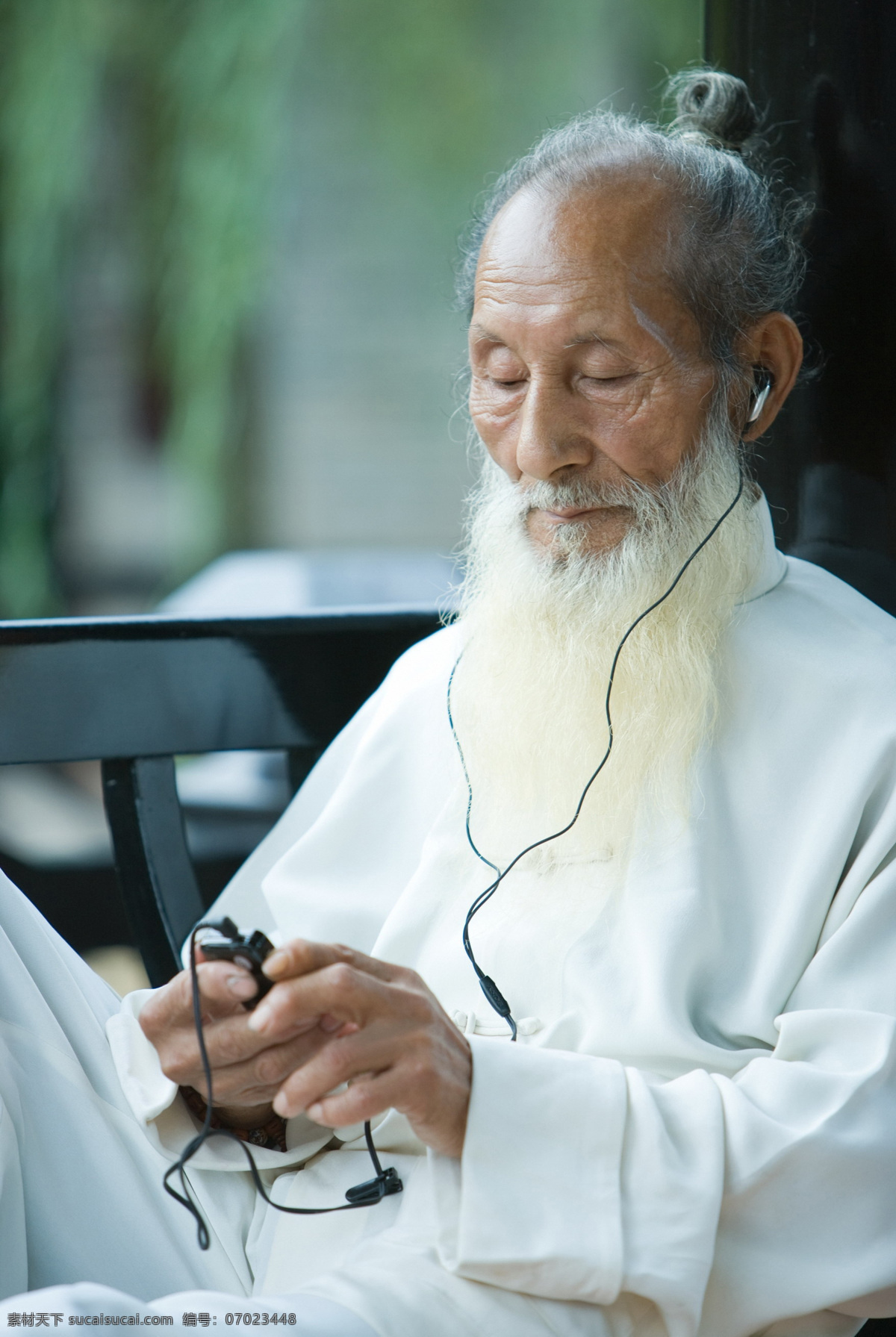 听歌的老人 老人 mp3 听歌 休闲 树木 长胡子 长胡子的老人 摄影图库 人物图库 老年人物