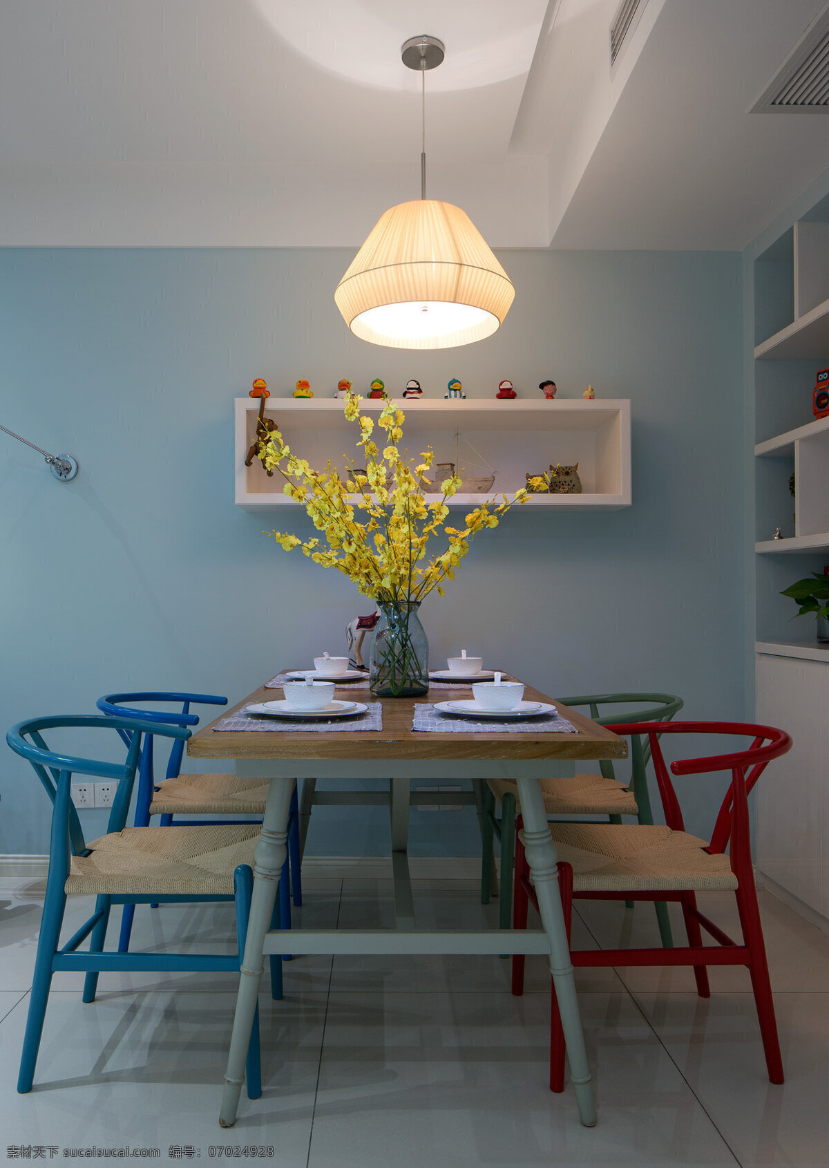 现代 时尚 客厅 暖 黄色 吊灯 室内装修 效果图 灰色地板 客厅装修 木制餐桌 浅蓝色背景墙