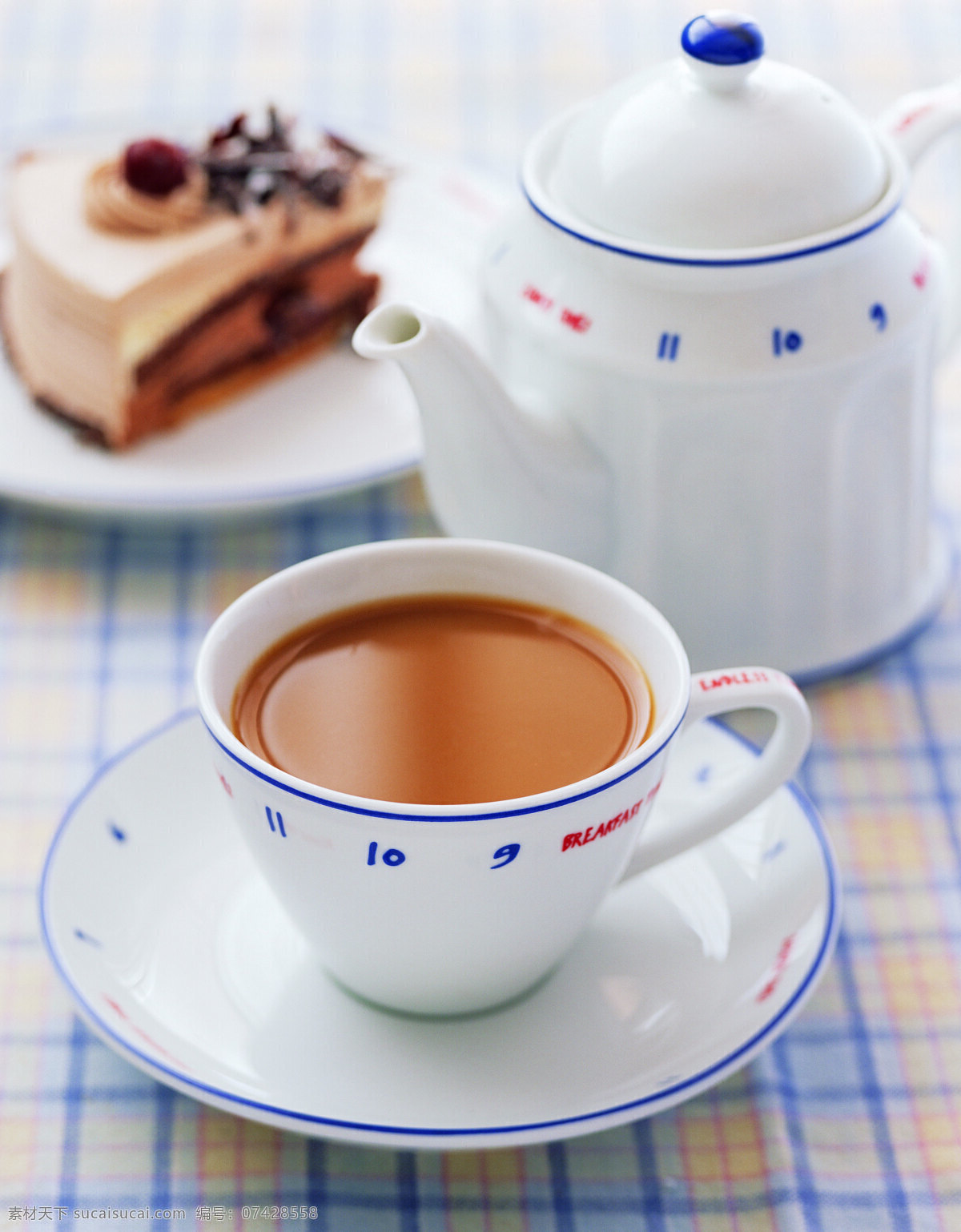 一杯 奶茶 面包 早餐 咖啡 coffee 食物 糕点 瓷器 白色 杯子 茶壶 饮品 时尚 温馨 优雅 奢华 托盘 碟子 台布 桌布 网格 照片 高清大图 高清图片 茶道图片 餐饮美食