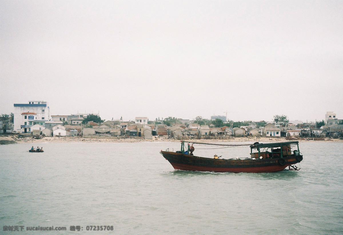 大船和老屋 码头 渔船 旗帜 木船 缆绳 东港 村庄 船屋 人文景观 旅游摄影