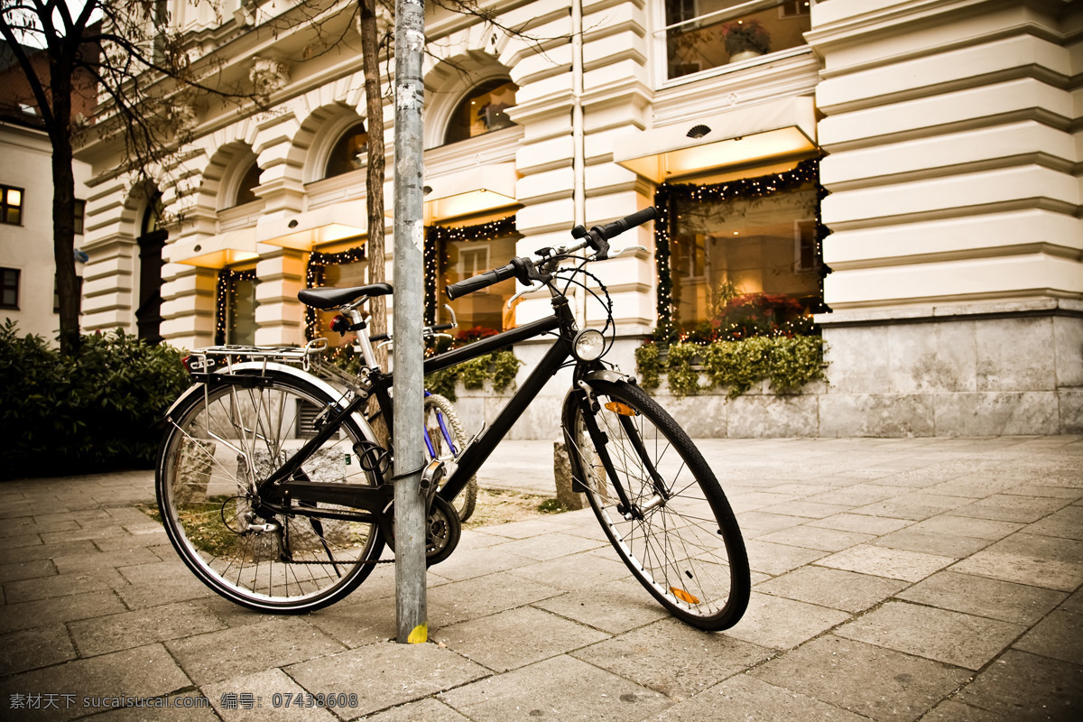 锁 路灯 上 自行车 交通工具 车辆 单车 体育运动 生活百科