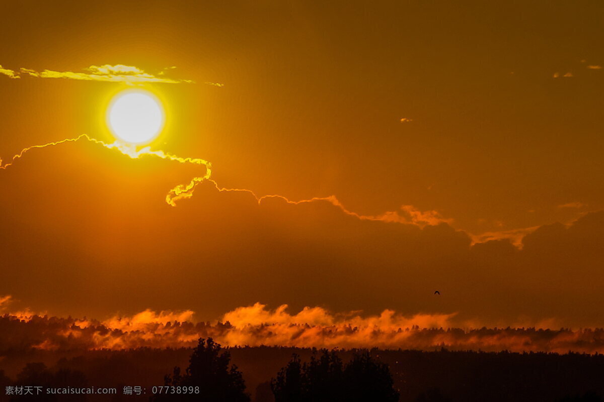 太阳 旭日 旭日高升 升起 太阳升起 朝阳 阳光 日出 烈日 光芒 朝霞 天空 云彩 白云 树木 远山 自然风光 夜空 月亮 自然景观 自然风景