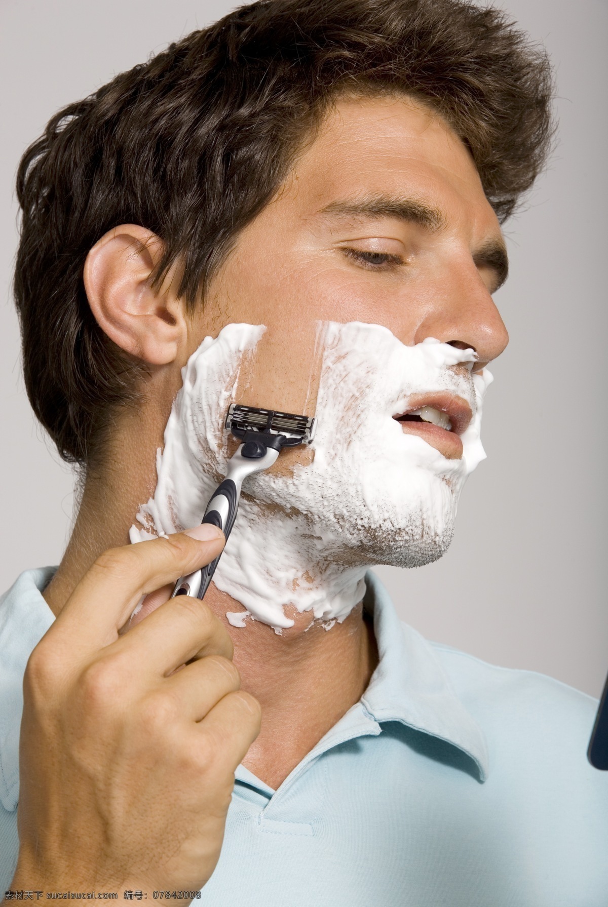 正 刮 胡须 魅力 男士 外国男性 男人 魅力男士 刮胡子 剃胡须 递须刀 剃须 刮胡须 生活人物 男人图片 人物图片