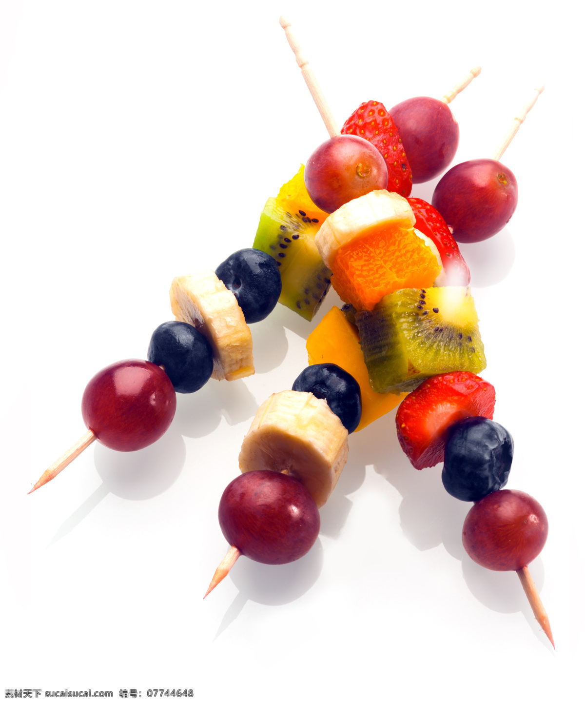 牙签 上 水果 沙拉 创意水果 新鲜水果 美味水果 果实 水果摄影 水果蔬菜 餐饮美食 白色