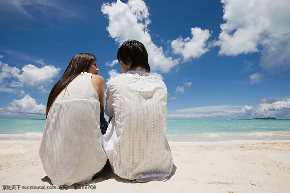 坐在 海边 说话 情侣 蓝天 大海 度假 甜蜜 恋人 幸福 浪漫 人物 高清摄影 高清图片 情侣图片 人物图片