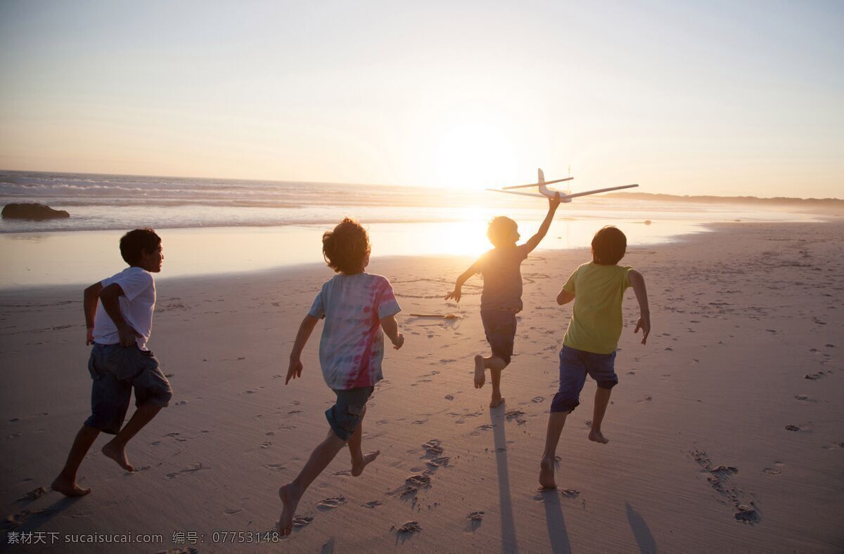 希望 沙滩 海洋 日出 孩子 儿童 奔跑 飞机 模型 朝气 朝阳 人物图库 儿童幼儿