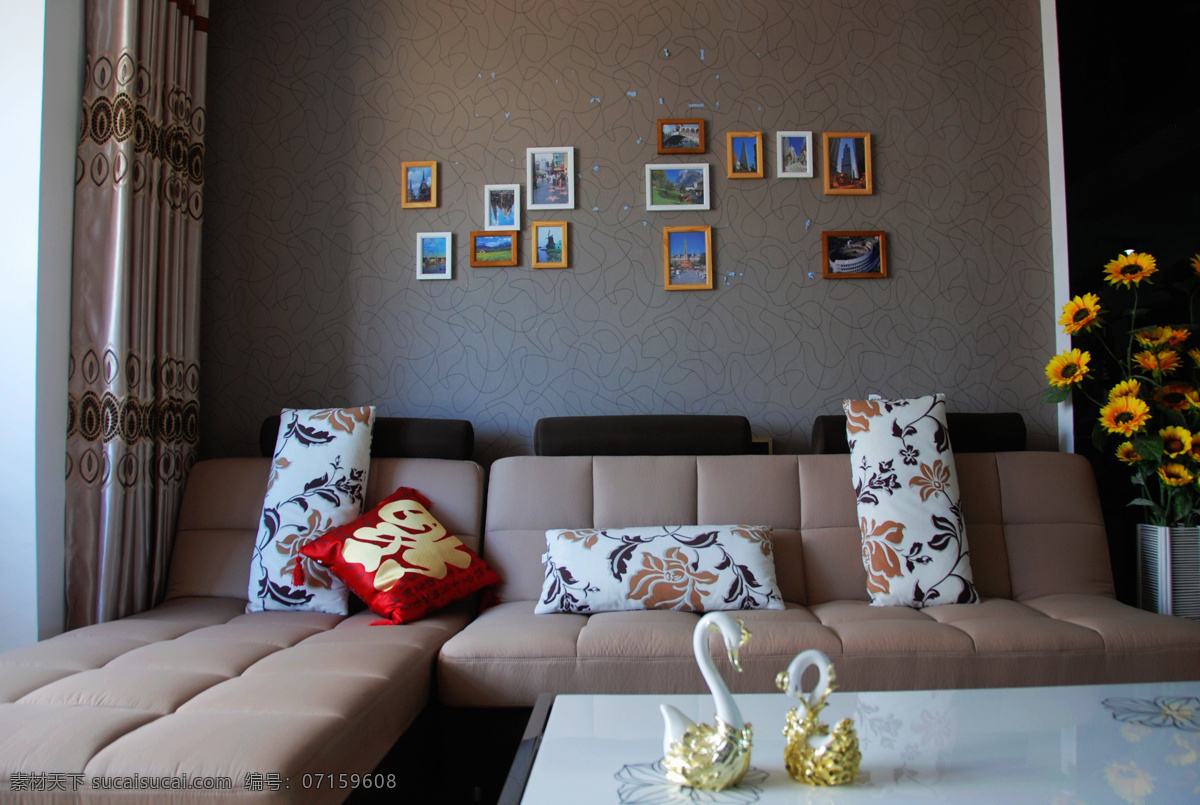 客厅 家居 沙发 天鹅摆设 墙壁的相框 温馨 家居生活 生活百科