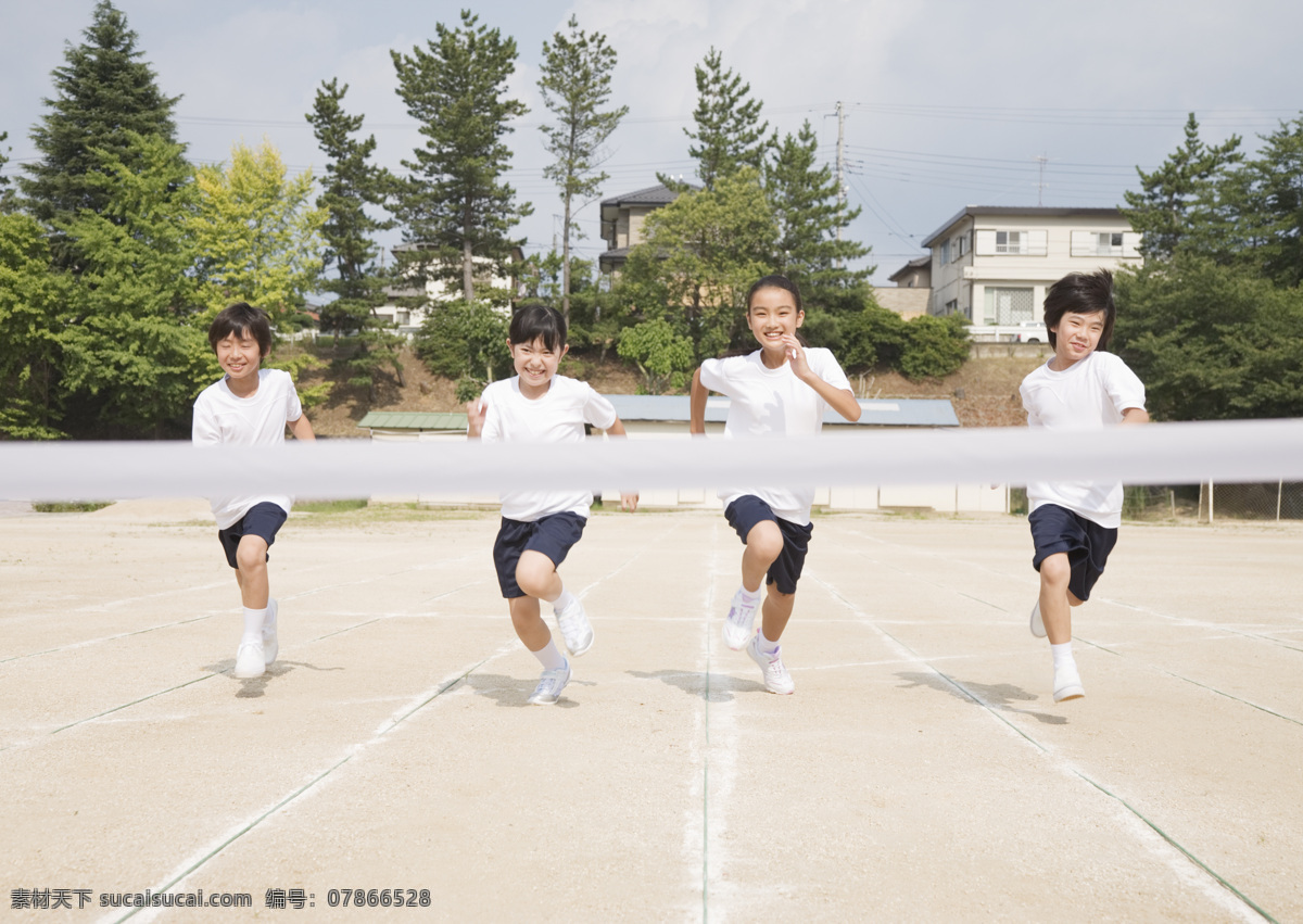跑步 比赛 学生 奔跑的学生 儿童 男生 女生 操场跑到 树 楼房 校园生活 高清图片 生活人物 人物图片
