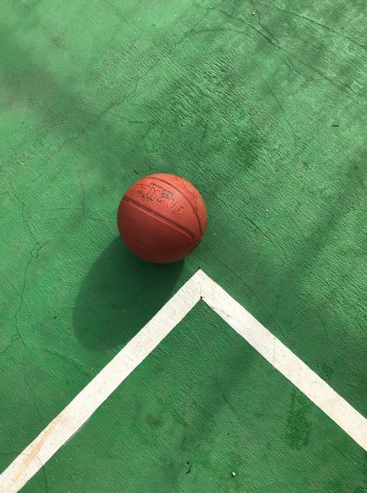 篮球场 篮球 球体 绿色场地 白色线框 生活百科 体育用品