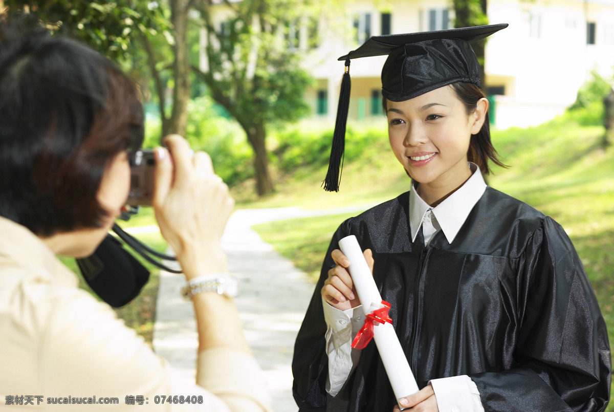 毕业 母女 女性图片 拍照 人物 人物图库 日常生活 摄影图库 女性 学士服 学士帽 证书 照相机 树林