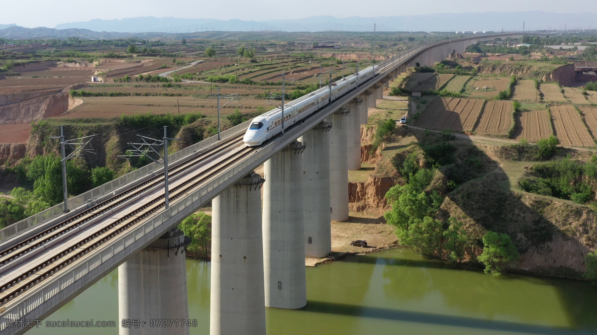 动车 高铁 高架桥 铁路 火车 前进 飞驰 运输 交通发展 建设 摄影素材 现代科技 交通工具