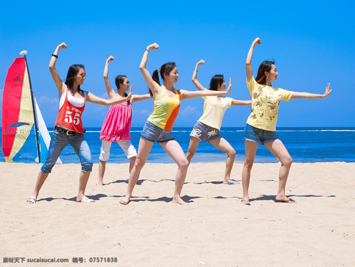 海边健身操 早操 运动 海滩 海边 沙滩 健身操 做运动 健身舞 人物图库 人物摄影 摄影图库
