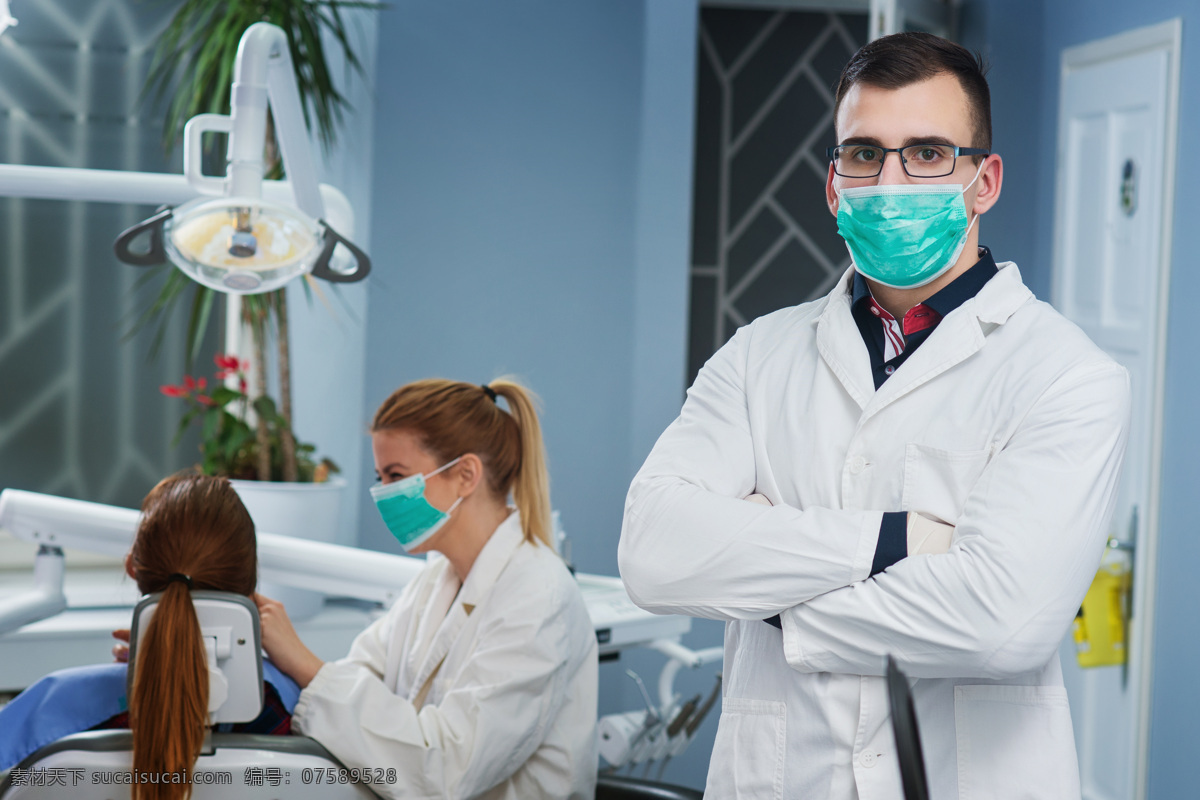戴 口罩 外国 牙医 医疗护理 医疗卫生 医生 牙科医生 外国男女 现代科技