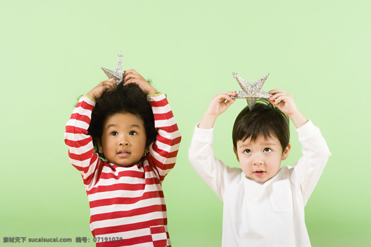 手 五角星 可爱 小 男孩 孩子的圣诞节 儿童 孩子 小孩 圣诞节 圣诞礼物 礼包 礼物 节日庆典 生活百科