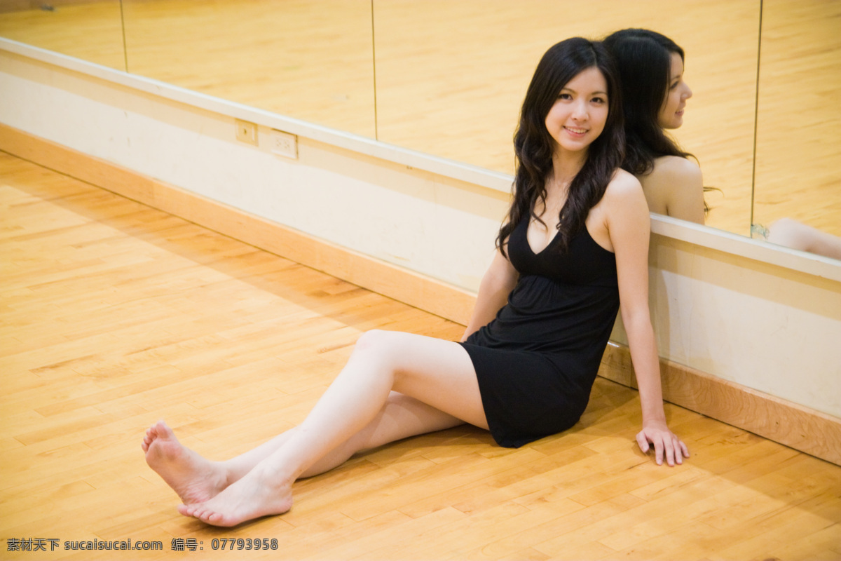 台湾 momo 美女 亚洲 写真 清纯 美丽 大方 漂亮 性感 美腿 玉足 卷发 练功房 坐姿 人物摄影 人物图库