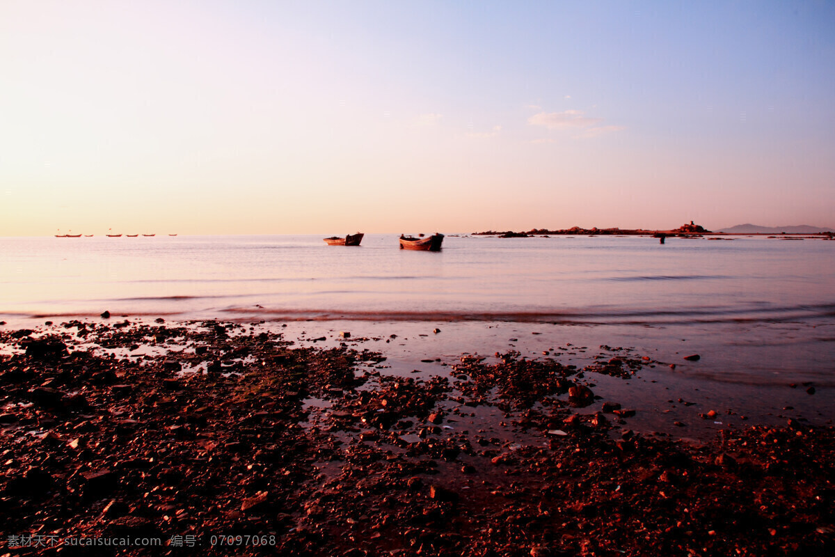 海滩 大海 海岸 海鸥 礁石 小船 自然风景 滩 浅滩 自然景观 psd源文件