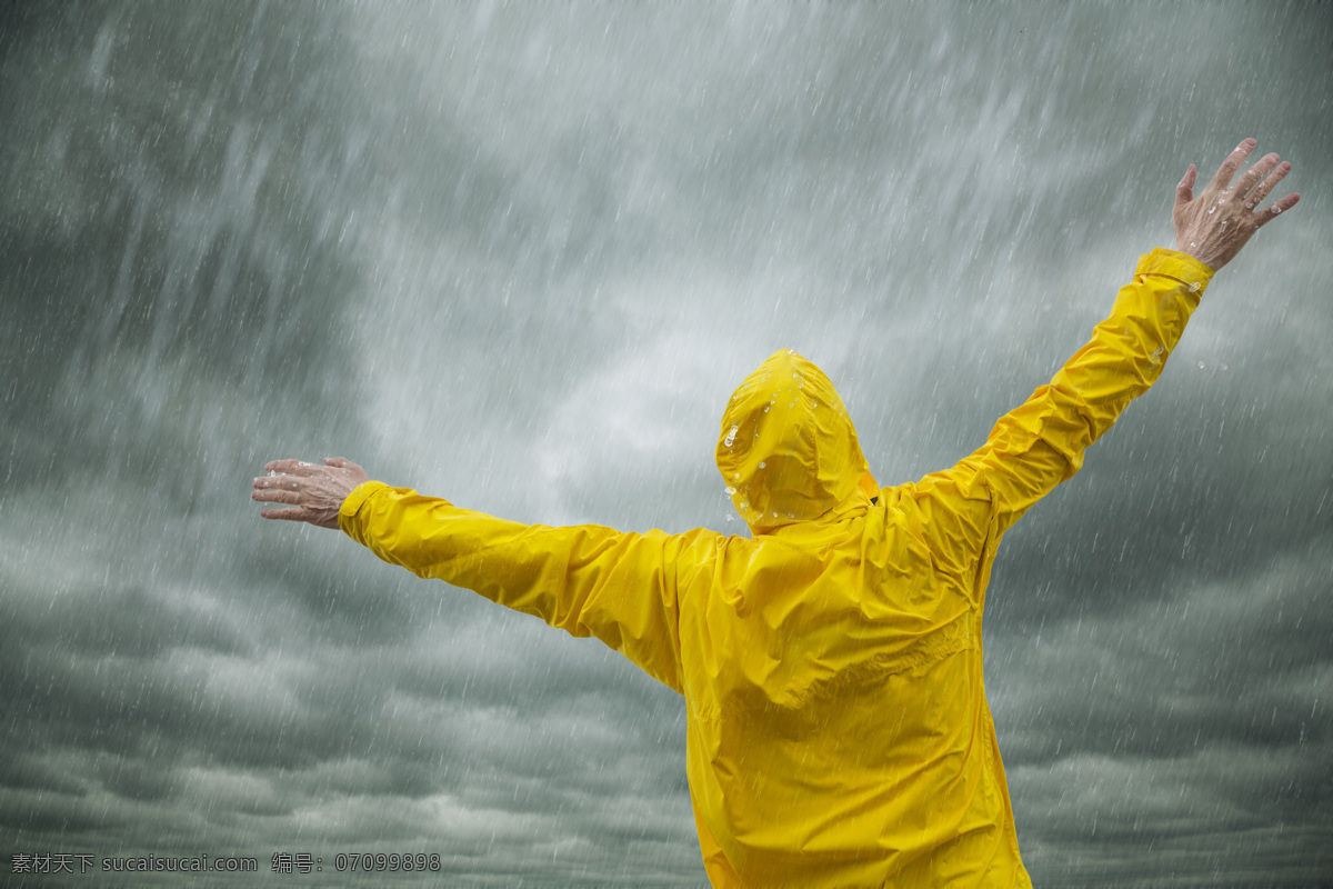 站 雨 中 男人 黄色雨衣 雨中 淋雨 下雨 雨天 天气 生活人物 人物图片
