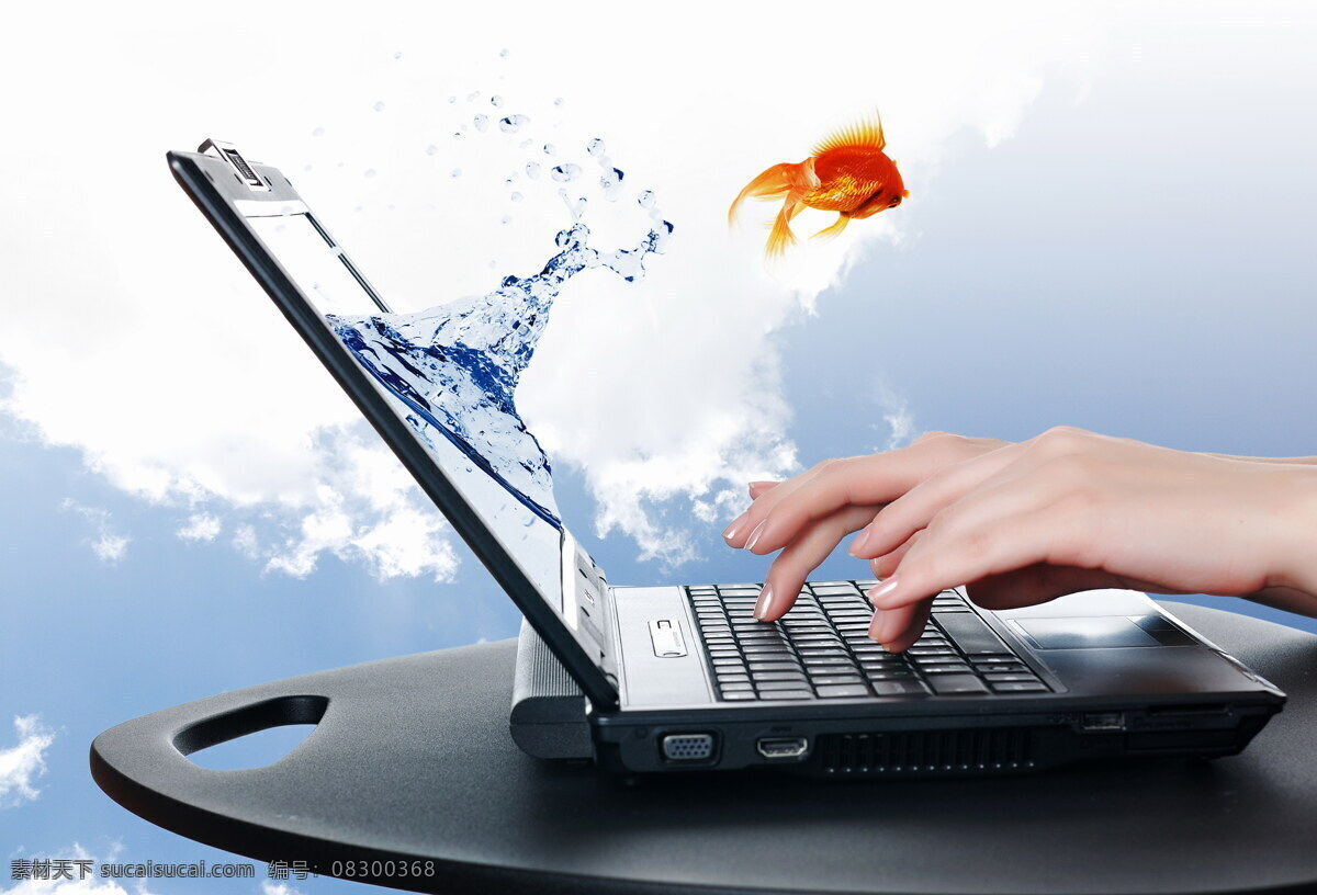 笔记本 电脑 屏幕 出来 金鱼 桌子 笔记本电脑 敲击键盘 手 蓝天 白云 通讯网络 现代科技