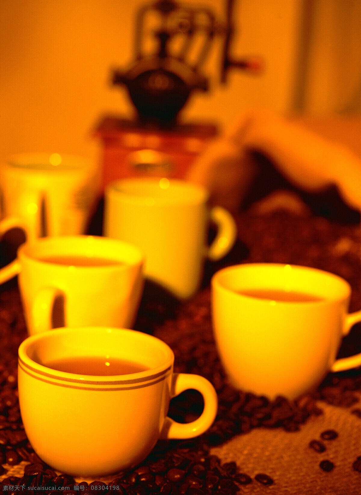 咖啡豆 很多 杯 咖啡 一堆咖啡豆 颗粒 果实 饱满 许多 coffee 浓香 褐色 杯子 很多杯 麻袋 包装 铺垫 高清图片 咖啡图片 餐饮美食