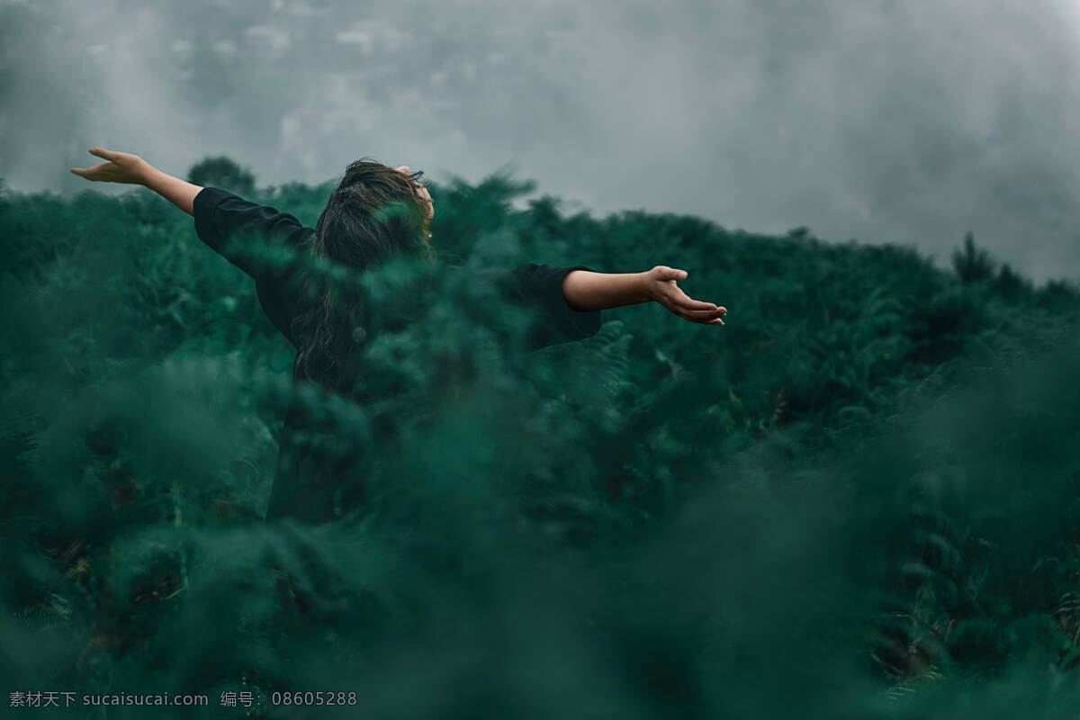 绿色背景 张开 双臂 背影 绿色 植物 大自然 女人 背景 张开双手 唯美 意境 人物摄影 自然素材 壁纸 摄影壁纸 广告素材 文艺 小清新 海报素材 人物背影 摄影图片 人物图库 女性女人