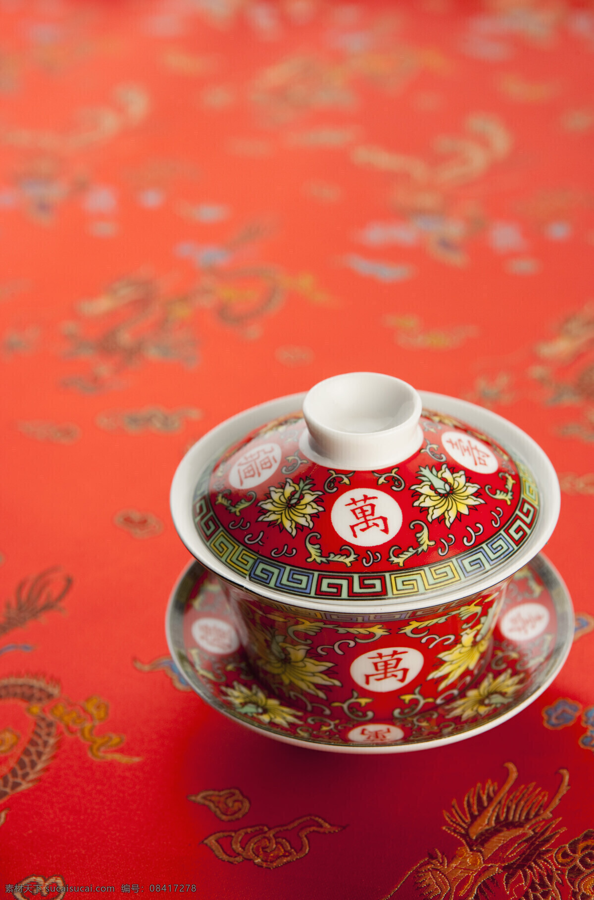 古典 布料 陶瓷 茶具 中国传统 花纹布料 红色花布 龙腾图 古典布料图案 印染素材 品茶 陶瓷杯 家居用品 布料高清图 传统文化 高清图片 局部对焦 茶道图片 餐饮美食