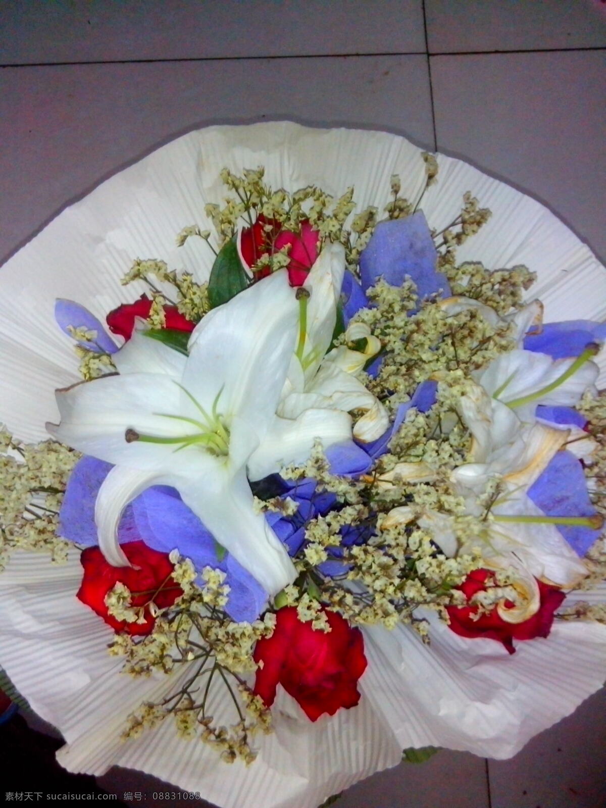 白百合 百合 百合花 包装纸 红玫瑰 花 花草 礼物 鲜花 玫瑰花 玫瑰 满天星 手捧花 一束花 一捧花 情人节 紫丝带 生物世界 节日素材 情人节七夕