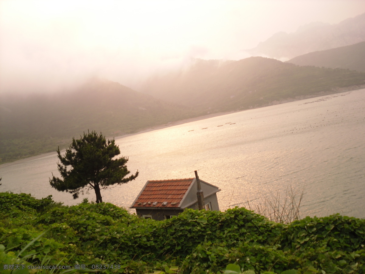 春暖花开 国内旅游 海边 海滩 建筑 旅游摄影 绿树 山峦 面朝大海 小屋 孤独的树 崂山 水面 psd源文件